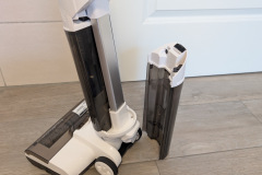 Nur 460 Milliliter Fassungsvermögen und eine schmale Öffnung: Der Frischwassertank lässt sich nur schwer befüllen – Tropfen bleiben kaum aus. (Foto: Testsieger.de)