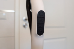 Ein/Aus-Schalter, Moduswahl, Sprühwasser und Selbstreinigung: Alle Funktionen lassen sich über die griffig platzierten Tasten am Griff steuern. (Foto: Testsieger.de)