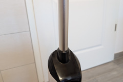 Der silberfarbene Metallgriff fügt sich funktional ins Design ein und sorgt für gute Handhabung – trotz einfacher Materialanmutung. (Foto: Testsieger.de)