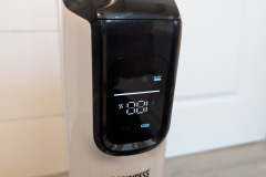 Das Display informiert über Akkustand, Betriebsmodus und Wasserstand – ist während der Nutzung aber kaum einsehbar. (Foto: Testsieger.de)