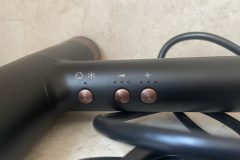 Intuitive Bedienung: Die Tasten des Princess Airstyler Pro sind leicht erreichbar und die Funktionen verständlich dargestellt. (Bild: Testsieger.de)