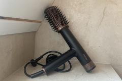 Vielseitigkeit im Einsatz: Der Princess Airstyler Pro mit Ovalbürstenaufsatz für Schwung und Fülle im Haar. (Bild: Testsieger.de)