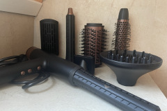 Die ganze Styling-Vielfalt: Der Princess Airstyler Pro kommt mit sieben verschiedenen Aufsätzen für unzählige Looks – von glatt bis lockig. (Bild: Testsieger.de)