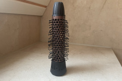 Potenzial mit Abstrichen: Der Testbericht zeigte, dass die Rundbürste zwar eine Funktion erfüllt, die Handhabung beim Selbststyling jedoch nicht optimal war. (Bild: Testsieger.de)