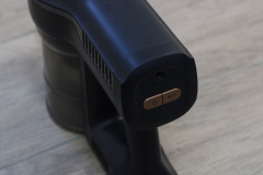 Eine kleine Status-LED unter den Bedientasten gibt Aufschluss über die Akkuladung. Sehr genau ist das nicht. (Foto: Testsieger.de)