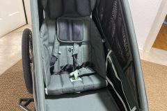 Der großzügige Innenraum mit gepolstertem Sitzsystem und 5-Punkt-Gurt bietet hohen Komfort und Sicherheit für das Kind. (Foto: Testsieger.de)