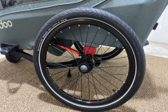 Die stabilen Laufräder mit Schwalbe-Reifen sorgen für ein ruhiges und sicheres Fahrverhalten auf verschiedenen Untergründen. (Foto: Testsieger.de)