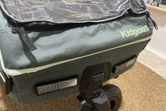 Das integrierte 3-in-1-Verdeck schützt zuverlässig vor Wind und leichtem Regen und lässt sich komfortabel bedienen. (Foto: Testsieger.de)