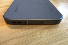 An der Unterseite befinden sich Lautsprecher, USB-C-Anschluss und SIM-Slot, der USB-Port arbeitet allerdings nur mit USB 2.0. (Foto: Testsieger.de)