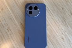 Die gummierte Rückseite sorgt im Alltag für eine griffige Haptik und hebt sich bewusst von klassischen Glasrückseiten ab. (Foto: Testsieger.de)