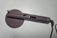 Die mitgelieferte Matte erleichtert das sichere Ablegen des Geräts während und nach dem Styling. (Foto: Testsieger.de)