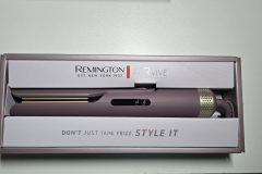 Mit seinem eleganten Mauve-Gold-Design und der gebogenen Form wirkt der Styler hochwertig und durchdacht. (Foto: Testsieger.de)