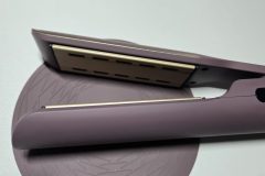 Im geöffneten Zustand zeigt sich das 2-in-1-Konzept für nasses und trockenes Haar besonders praktisch. (Foto: Testsieger.de)