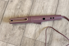 Das Gehäuse aus Kunststoff in Mauve mit goldenen Akzenten macht einen soliden Eindruck ohne scharfe Kanten oder störende Übergänge. (Foto: Testsieger.de)