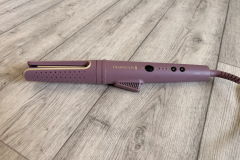 Mit einem Gewicht von knapp 420 Gramm und kompakten Abmessungen von 45 x 320 Millimetern liegt der Remington AIRvive CI8930 gut in der Hand und ist alltagstauglich. (Foto: Testsieger.de)