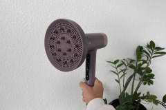 Trotz aufgesetztem Diffusor liegt der kompakte Haartrockner mit seinen 551 Gramm angenehm leicht in der Hand. (Foto: Testsieger.de)