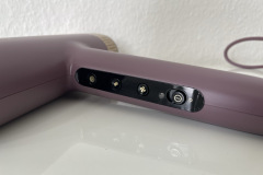 Die 4 Bedienelemente sitzen übersichtlich auf einem länglichen Paneel und lassen sich nach kurzer Eingewöhnung auch ohne Hinschauen sicher bedienen. (Foto: Testsieger.de)