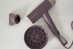 Mit 551 Gramm, kompakten Abmessungen und dem auffälligen Lila-Ton gibt der AIRvive EC8930 samt magnetischer Aufsätze sofort einen eigenständigen Eindruck ab. (Foto: Testsieger.de)