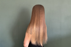 Bereits ein einziger Zug pro Strähne sorgt beim Remington AIRvive S8930 für ein gleichmäßiges, glänzendes Glätt-Ergebnis mit sichtbar reduziertem Frizz. (Foto: Testsieger.de)