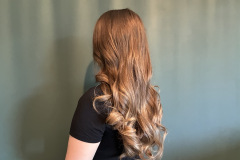 Nicht nur glatte Looks gelingen überzeugend, auch natürliche Wellen und haltbare Locken formt das Remington AIRvive S8930 im Test überraschend gut. (Foto: Testsieger.de)