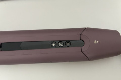 Die tiefer eingelassenen Tasten des Remington AIRvive S8930 verhindern unbeabsichtigte Eingaben und erleichtern die Bedienung im Styling-Alltag spürbar. (Foto: Testsieger.de)