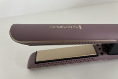 Die keramikbeschichteten Platten des Remington AIRvive S8930 gleiten angenehm durchs Haar und unterstützen ein gleichmäßiges, schonendes Styling. (Foto: Testsieger.de)