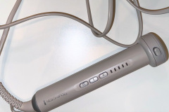 Mit seinem modernen Design und dem angenehm leichten Grundgerät hinterlässt der Multistyler einen ordentlichen Eindruck. Im Alltag punktet er mit einer unkomplizierten 3-Tasten-Bedienung und einer Schnellaufheizzeit von nur 40 Sekunden. (Foto: Testsieger.de).