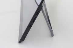 Die Verarbeitung von Display und Standfuß ist hochwertig. (Foto: Testsieger.de)