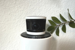 Das Kameraobjektiv des Ricoh PFU 360 Meeting Hubs liefert Videos in Full HD mit 1.920 mal 1.080 Pixeln und überzeugt im Test vor allem durch seine gelungene 360 Grad Darstellung mit geringen Verzerrungen. (Foto: Testsieger.de)