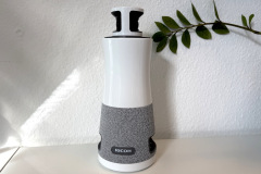 Mit seiner zylindrischen Form, dem weißen Kunststoffgehäuse und dem grauen Textilbezug fügt sich der Ricoh PFU 360 Meeting Hub optisch unauffällig und professionell in jeden Meetingraum ein. (Foto: Testsieger.de)