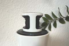 Das charakteristische Kameramodul auf der Oberseite des Ricoh PFU 360 Meeting Hubs beherbergt die 360 Grad Optik und mehrere Mikrofone, die im Test eine gute Geräuschunterdrückung liefern. (Foto: Testsieger.de)