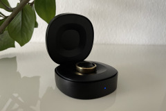 Das mitgelieferte Ladecase lädt den RingConn Gen 2 (hier in Königsgold) unterwegs bis zu 18-mal vollständig auf und sorgt so für hohe Flexibilität. (Foto: Testsieger.de)