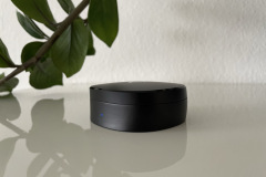 Das kompakte und elegante Ladecase des RingConn Gen 2. Die blaue LED zeigt den Ladestatus an und das gesamte Design ist auf Minimalismus ausgelegt. (Foto: Testsieger.de)