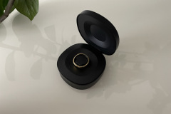 Der RingConn Gen 2 in Königsgold im Ladecase. Das hochwertige und solide verarbeitete Gehäuse ist bis zu 100 Meter wasserfest und somit auch ideal für Schwimmen und Duschen geeignet. (Foto: Testsieger.de)