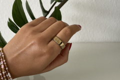 Der RingConn Gen 2 (hier in Königsgold) wirkt am Finger schlank und unauffällig. Das elegante Design macht ihn zu einem dezenten Wearable, das sich gut mit Schmuck kombinieren lässt. (Foto: Testsieger.de)