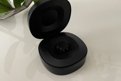 Die Ladeschale des RingConn Gen 2. Sie dient nicht nur zur Aufbewahrung, sondern lädt den Ring flexibel unterwegs auf. Der Ring selbst ist innerhalb von etwa 30 Minuten vollständig geladen. (Foto: Testsieger.de)