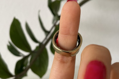 Der RingConn Gen 2 (hier in Königsgold) im Einsatz. Die optischen Sensoren auf der Innenseite erfassen Herzfrequenz, Blutsauerstoff und weitere Vitalwerte, ohne unangenehm zu sein. (Foto: Testsieger.de)