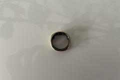 Innenansicht des RingConn Gen 2 in Königsgold: Die kleinen, aber effektiven optischen Sensoren im Inneren erfassen detailliert Schlafdaten, Herzfrequenz, Herzratenvariabilität und Blutsauerstoff. (Foto: Testsieger.de)