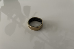 Die Kombination aus stilvollem Königsgold und verborgener Technik: Der RingConn Gen 2 bietet umfassendes Gesundheits-Tracking, ohne auf ein Abo-Modell angewiesen zu sein. (Foto: Testsieger.de)