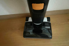 Der Saugkopf des Roborock F25 ACE reinigt dank sensorgesteuerter Wasser- und Reinigungsmitteldosierung sowie der innovativen FlatReach 2.0-Funktion auch unter Möbeln gründlich. (Foto:Testsieger.de)