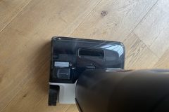 Das Schmutzwasserreservoir des Roborock F25 ACE ist einfach zu entnehmen und zu entleeren, was die Wartung des Geräts schnell und hygienisch macht. (Foto:Testsieger.de)