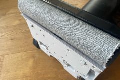 Die robuste Walze des Roborock F25 ACE reinigt dank der Selbstreinigungsfunktion in der Station automatisch und wird sogar von festsitzenden Haaren befreit. (Foto:Testsieger.de)