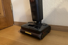 Der Roborock F25 Ultra wirkt sauber verarbeitet und kippt im Stand nicht, selbst wenn der Wassertank gefüllt ist. (Foto: Testsieger.de).
