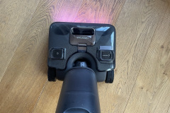 Das Frontlicht mit leicht violettem Farbstich macht Staub und Schmutz besonders in dunkleren Ecken besser sichtbar. (Foto: Testsieger.de).