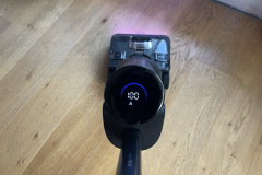 Sprachansagen halten über den Akkustand auf dem Laufenden, im Auto Modus bleibt die Reinigungsleistung im Test ohne spürbaren Abfall. (Foto: Testsieger.de).