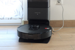 Im angedockten Zustand lädt sich der Saugroboter auf und entleert automatisch den Staubbehälter in die Station. (Foto: Testsieger.de)