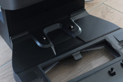 Die Ladestation verfügt über zwei Kontaktpins und eine Aussparung für die automatische Staubabsaugung. (Foto: Testsieger.de)