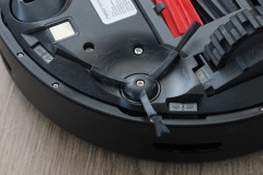 Die seitliche Bürste des Q5 Max+ sorgt für eine verbesserte Reinigung entlang von Kanten – vor allem bei Hartböden nützlich. (Foto: Testsieger.de)