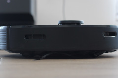 Die seitlichen Sensoren helfen bei der Navigation und Orientierung im Raum – Hindernisse erkennt der Roboter dennoch nur eingeschränkt. (Foto: Testsieger.de)