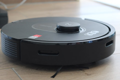 Von der Seite betrachtet zeigt sich das flache Profil des Saugroboters – mit 9,65 Zentimetern passt er unter viele Möbelstücke. (Foto: Testsieger.de)